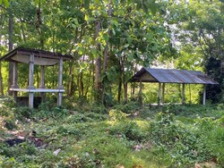 Tidak sedikit orang yang berkunjung diperlihatkan sosok menyeramkan hingga penampakan anak kecil yang kerap terlihat di lokasi tersebut. Foto: Made Wijaya Kusuma