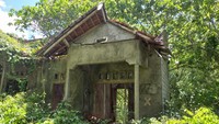 Perumahan terbengkalai di Buleleng kerap kali dijadikan lokasi uji nyali. Tak sedikit yang mengalami pengalaman aneh, bahkan ada yang tiba-tiba pingsan karena melihat sosok menyeramkan. Foto: Made Wijaya Kusuma
