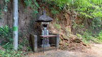 Terdapat sebuah palinggih yang dibangun warga setempat. Sehingga orang yang datang ke sana disarankan membawa canang sari dan dupa untuk memohon keselamatan di lokasi. Foto: Made Wijaya Kusuma