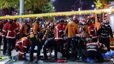 Kondisi Prihatin Tragedi Itaewon, Polisi-Tim Dokter Turun ke Jalan