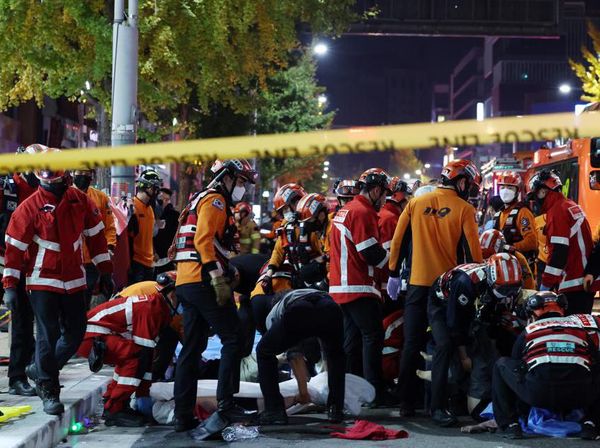 Kondisi Prihatin Tragedi Itaewon, Polisi-Tim Dokter Turun ke Jalan