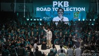 Prabowo menyinggung latar belakang dirinya sebagai tokoh di militer. Sementara, menurutnya, Cak Imin memiliki ketokohan yang langsung bersentuh dengan rakyat.