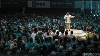 Ada momen menarik saat Ketua Umum Gerindra Prabowo Subianto menyampaikan sambutan di hadapan para kader PKB. Kader PKB meneriakkan Prabowo Presiden saat Prabowo tanya saya siapa. 