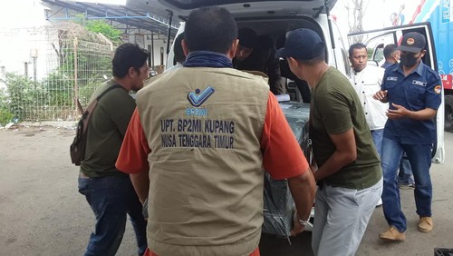 Jenazah PMI asal Flores Timur, NTT tiba di Kupang dan hendak dibawa ke pelabuhan untuk diberangkatkan dengan kapal ferry menuju kampung halaman di Flores Timur, Minggu (30/10/2022).