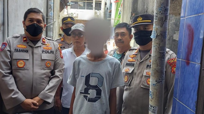 Polisi kembalikan bocil Tambora, Jakbar yang sempat diamankan akan tawuran, kepada orang tuanya.