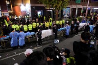 Setidaknya 151 orang dinyatakan meninggal dunia dalam tragedi Pesta Halloween di Itaewon, Korea Selatan. Banyaknya korban membuat tim evakuasi harus antre ke lokasi kejadian.