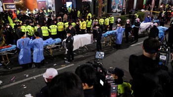 Polisi dan tim emergency langsung berkumpul di sekitar jalanan Itaewon untuk menyelamatkan orang-orang. Foto: Reuters/Kim Hong-ji