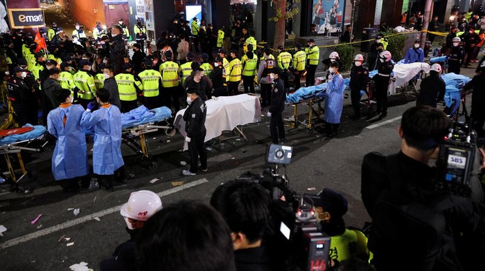 Potret Antrean Tim Evakuasi di Tragedi Pesta Halloween Itaewon Setidaknya 151 orang dinyatakan meninggal dunia dalam tragedi Pesta Halloween di Itaewon, Korea Selatan. Banyaknya korban membuat tim evakuasi harus antre ke lokasi kejadian.
