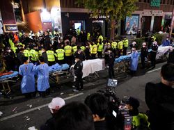 Kondisi Prihatin Tragedi Itaewon, Polisi-Tim Dokter Turun ke Jalan