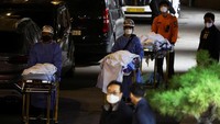 Tim evakuasi hilir mudik untuk mengevakuasi korban tragedi Pesta Halloween di Itaewon.
