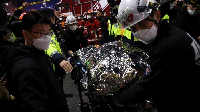 Setidaknya 151 orang dinyatakan meninggal dunia dalam tragedi Pesta Halloween di Itaewon, Korea Selatan. Banyaknya korban membuat tim evakuasi harus antre ke lokasi kejadian.