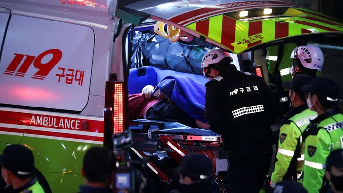 Potret Antrean Tim Evakuasi di Tragedi Pesta Halloween Itaewon Setidaknya 151 orang dinyatakan meninggal dunia dalam tragedi Pesta Halloween di Itaewon, Korea Selatan. Banyaknya korban membuat tim evakuasi harus antre ke lokasi kejadian.