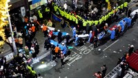 Setidaknya 151 orang dinyatakan meninggal dunia dalam tragedi Pesta Halloween di Itaewon, Korea Selatan. Banyaknya korban membuat tim evakuasi harus antre ke lokasi kejadian.