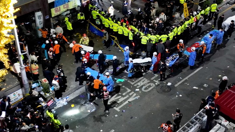 Setidaknya 151 orang dinyatakan meninggal dunia dalam tragedi Pesta Halloween di Itaewon, Korea Selatan. Banyaknya korban membuat tim evakuasi harus antre ke lokasi kejadian.