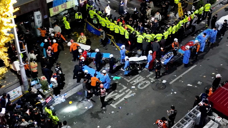 Setidaknya 151 orang dinyatakan meninggal dunia dalam tragedi Pesta Halloween di Itaewon, Korea Selatan. Banyaknya korban membuat tim evakuasi harus antre ke lokasi kejadian.