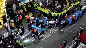 Netizen dikejutkan dengan situasi pesta yang tadinya menyenangkan berujung musibah. Laporan terakhir menyebutkan ada 151 jiwa yang jadi korban. Foto: Reuters/Kim Hong-ji