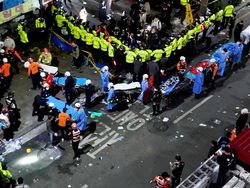 Kondisi Prihatin Tragedi Itaewon, Polisi-Tim Dokter Turun ke Jalan