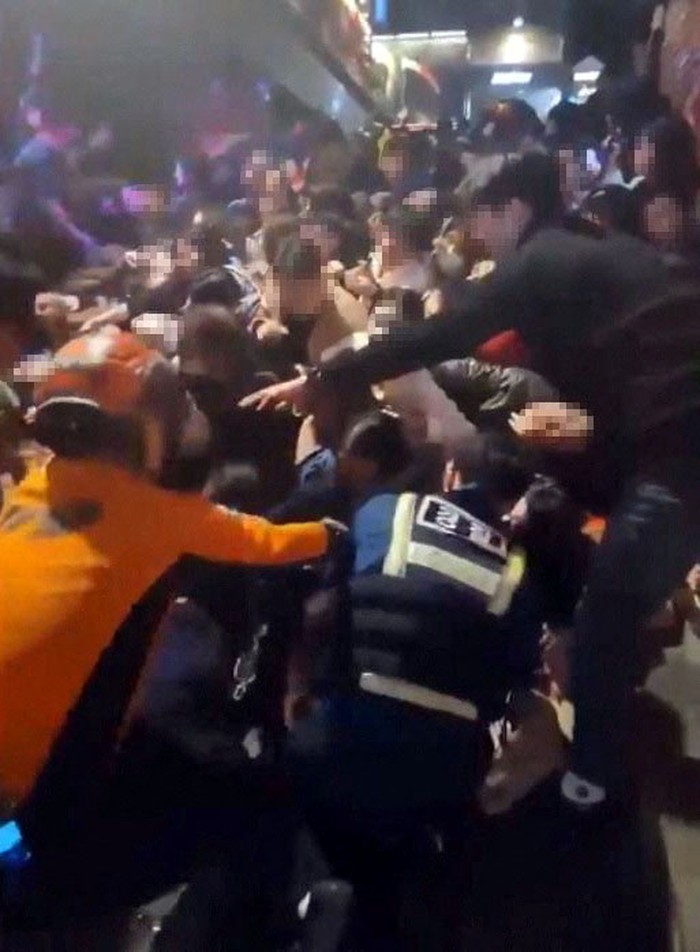 Potret Kerumunan Pesta Halloween Berujung Petaka di Itaewon Pesta Halloween di sebuah gang di Itaewon, Seoul berakhir petaka. Sebanyak 151 orang dilaporkan meninggal dunia akibat berdesakan dan terinjak-injak.