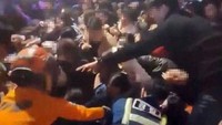 Pada perayaan Halloween di Itaewon, Sabtu (Sabtu (29/10/2022), diperkirakan sekitar 100 ribu orang berkerumun di jalan sempit sehingga terjadi desak-desakan tak beraturan dan saling bertabrakan. Reuters/Yonhap.