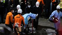 Kebanyakan korban meninggal karena berdesak-desakan dan terinjak-injak. Foto: REUTERS/YONHAP