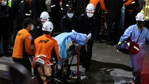 Pesta Halloween di sebuah gang di Itaewon, Seoul berakhir petaka. Sebanyak 151 orang dilaporkan meninggal dunia akibat berdesakan dan terinjak-injak.