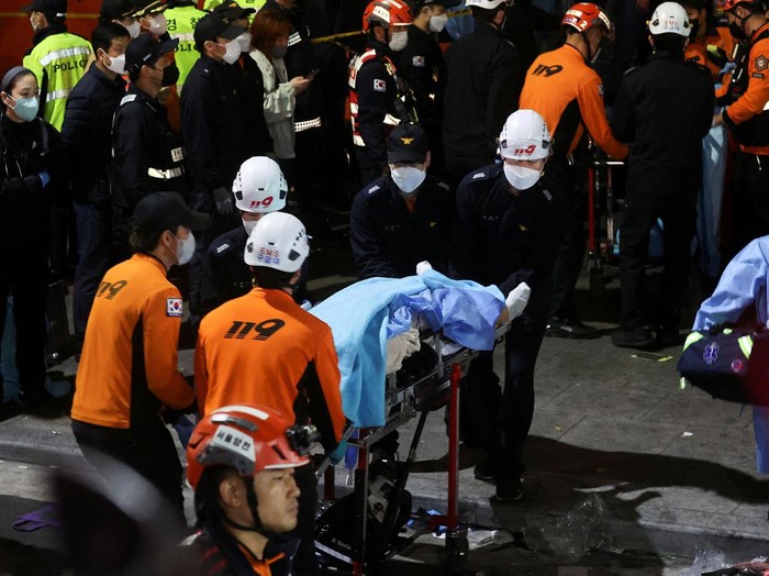 Pesta Halloween di sebuah gang di Itaewon, Seoul berakhir petaka. Sebanyak 151 orang dilaporkan meninggal dunia akibat berdesakan dan terinjak-injak.