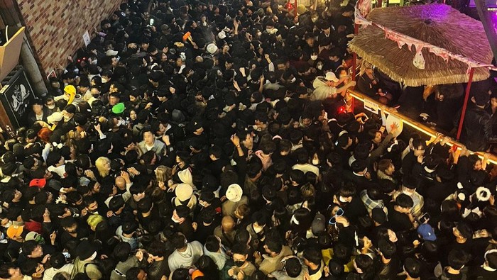 Pesta Halloween di sebuah gang di Itaewon, Seoul berakhir petaka. Sebanyak 151 orang dilaporkan meninggal dunia akibat berdesakan dan terinjak-injak.