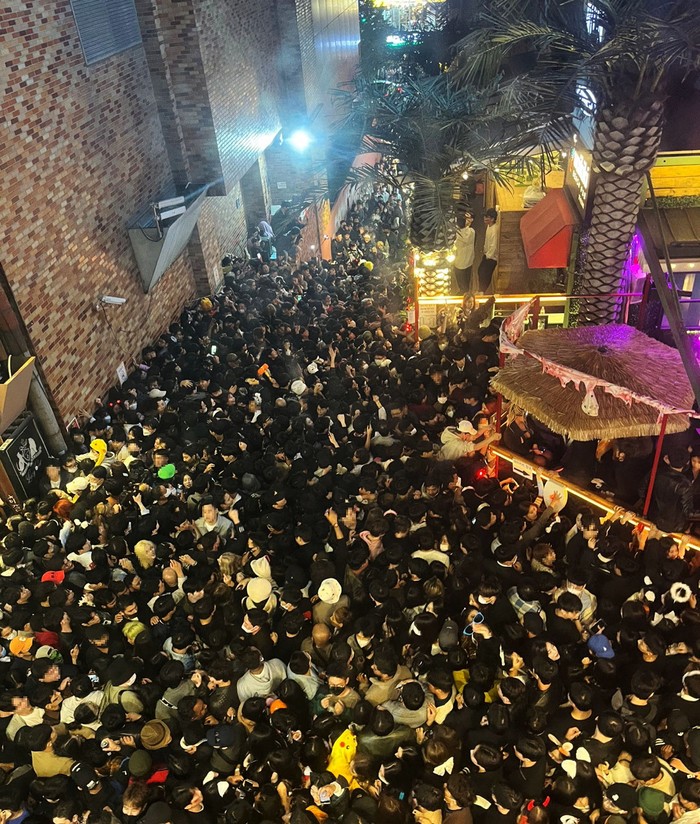 Potret Kerumunan Pesta Halloween Berujung Petaka di Itaewon Pesta Halloween di sebuah gang di Itaewon, Seoul berakhir petaka. Sebanyak 151 orang dilaporkan meninggal dunia akibat berdesakan dan terinjak-injak.