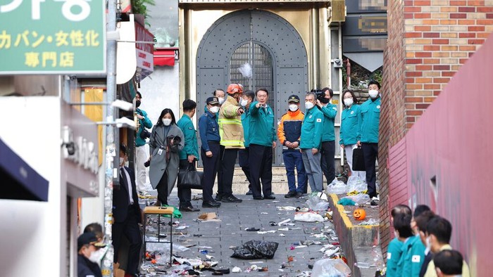 Ratusan orang tewas dalam tragedi malam Halloween di Itaewon, Korsel, pada Sabtu (29/10). Presiden Korea Selatan, Yoon Suk-yeol pun mengunjungi lokasi tersebut.