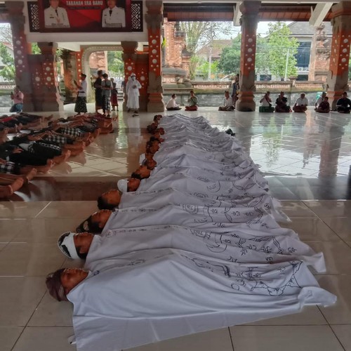 Proses persiapan pertunjukan calonarang dengan 108 watangan oleh Pasraman Agung Mandala Suci sejak tiga hari sebelum pementasan pada Minggu (30/10/2022) malam. (Istimewa)