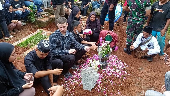 Raut kesedihan suami Novita Kurnia Putri, Robert Brazil, saat pemakaman istrinya, Semarang, Minggu (30/10/2022).