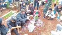Llantunan selawat mengiringi kepergian Novita ke tempat peristirahatan terakhirnya. Foto: Afzal Nur Iman/detikJateng
