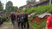 Pantauan detikJateng, Minggu (30/10/2022), sejak di rumah duka, Jalan Pudaksari II, Pudakpayung, Semarang, Robert nampak selalu beriringan dengan ayah dan adik Novita. Foto: Afzal Nur Iman/detikJateng