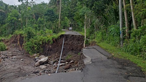 Salah satu akses jalan di Desa Jungutan, Kecamatan Bebandem, Kabupaten Karangasem, Bali, jebol akibat tergerus air.