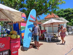 Kelakuan Turis India Bikin Pemilik Rental Surfing di Kuta Elus Dada