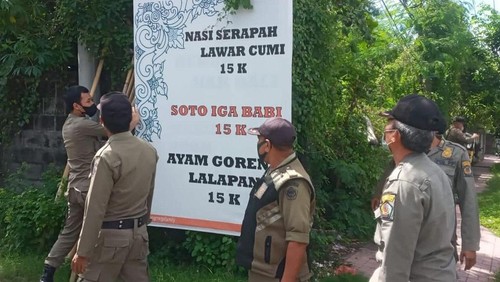 Satpol PP Denpasar tertibkan baliho di sepanjang Jalan Bypass Ngurah Rai-Ida Bagus Mantra.