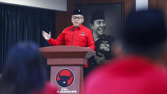 PDIP memberikan pembekalan bagi kader baru termasuk dari kalangan purnawirawan TNI/Polri dan mantan atlet. Pembekalan dilakukan oleh Sekjen PDIP Hasto Kristiyanto.