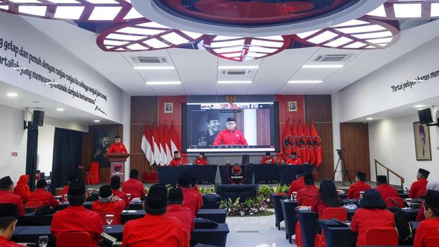 PDIP memberikan pembekalan bagi kader baru termasuk dari kalangan purnawirawan TNI/Polri dan mantan atlet. Pembekalan dilakukan oleh Sekjen PDIP Hasto Kristiyanto.