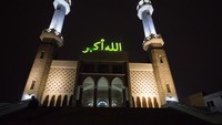 Bagian depan masjid dihias dengan tulisan arab Allahu Akbar. Saat malam hari, masjid ini tampak semakin indah dengan lampu yang menyorot dari berbagai penjuru.   