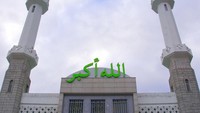 Pada bagian sisi masjid terdapat dua menara di bagian depannya dengan lambang bulan sabit di atasnya. Kubah putih pun menghiasi bagian atapnya.   