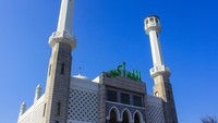Masjid ini dibangun pada 1976 atas bantuan dari Pemerintah Korea Selatan dan kontribusi dari Arab Saudi serta negara-negara Islam lain.  