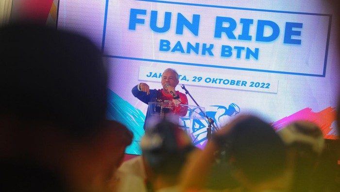 Serunya Bersepeda Bersama Komunitas Direktur Distribution & Funding Bank BTN Jasmin bersama Kepala Kanwil II Bank BTN Dewi Fitrianingrum melepas peserta Fun Ride Bank BTN di Jakarta, Sabtu, (29/10). Kegiatan Fun Ride Bank BTN ini diikuti oleh 130 peserta dari komunitas pesepeda dan nasabah lembaga Bank BTN. Tujuan diadakan Fun Ride Bank BTN untuk mempromosikan produk-produk Bank BTN kepada komunitas sepeda.