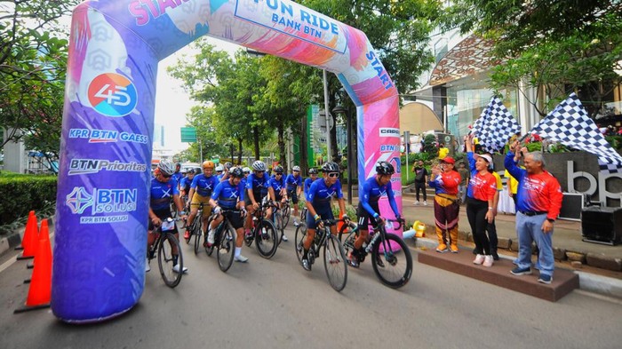 Serunya Bersepeda Bersama Komunitas Direktur Distribution & Funding Bank BTN Jasmin bersama Kepala Kanwil II Bank BTN Dewi Fitrianingrum melepas peserta Fun Ride Bank BTN di Jakarta, Sabtu, (29/10). Kegiatan Fun Ride Bank BTN ini diikuti oleh 130 peserta dari komunitas pesepeda dan nasabah lembaga Bank BTN. Tujuan diadakan Fun Ride Bank BTN untuk mempromosikan produk-produk Bank BTN kepada komunitas sepeda.