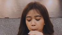 Brisia Jodie tak lupa mencicipi minuman Thai Tea khas Thailand nih. Terlihat enak ya Thai Tea nya? Foto: Instagram @bepbepe