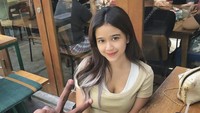 Tak hanya ke Thailand, Brisia Jodie pun sempat kulineran juga di Bali. Penyanyi lahiran 1996 ini memesan roti alpukat dan kopi. Foto: Instagram @brisiajodie96