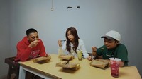 Meskipun masih muda, Brisia Jodie ternyata punya bisnis kulinernya sendiri. Kali ini ia sedang memperkenalkan steak miliknya ke Raditya Dika. Foto:  Youtube / Raditya Dika