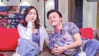 Sebagai seorang penyanyi, Brisia Jodie juga pernah beberapa kali hangout dengan artis lainnya. Seperti ini ketika ia sedang ngobrol sambil menyeruput minuman manis bersama Rizky Febian. Foto: Instagram @brisiajodie96 