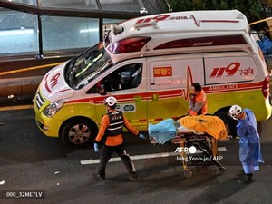 Warga Ikut Bantu Beri Pertolongan CPR ke Korban Pesta Halloween Itaewon
