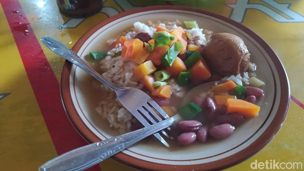 Saat berkunjung ke Magelang, rasanya kurang lengkap jika tidak mencoba kuliner yang satu ini. Namanya sop senerek, yang merupakan kuliner khas Kabupaten Magelang.