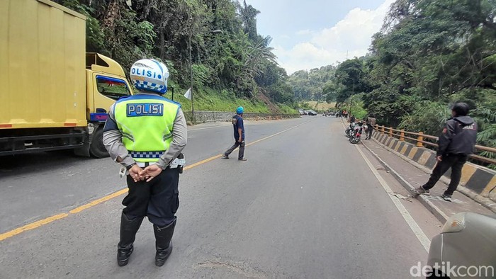 Suasana di Cadas Pangeran, Sumedang pada Minggu (30/10) siang